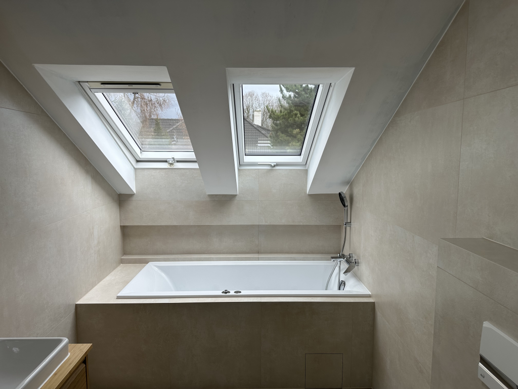 Podkrovní koupelna s vanou pod střešními okny
