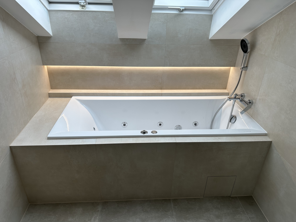 Vířivá vana pod střešními okny s LED podsvícením